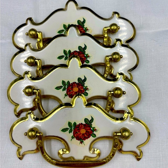 Vintage *Never Used* Set of 8 Cream & Gold Chippendale Drawer Pulls. - Picture 1 of 10